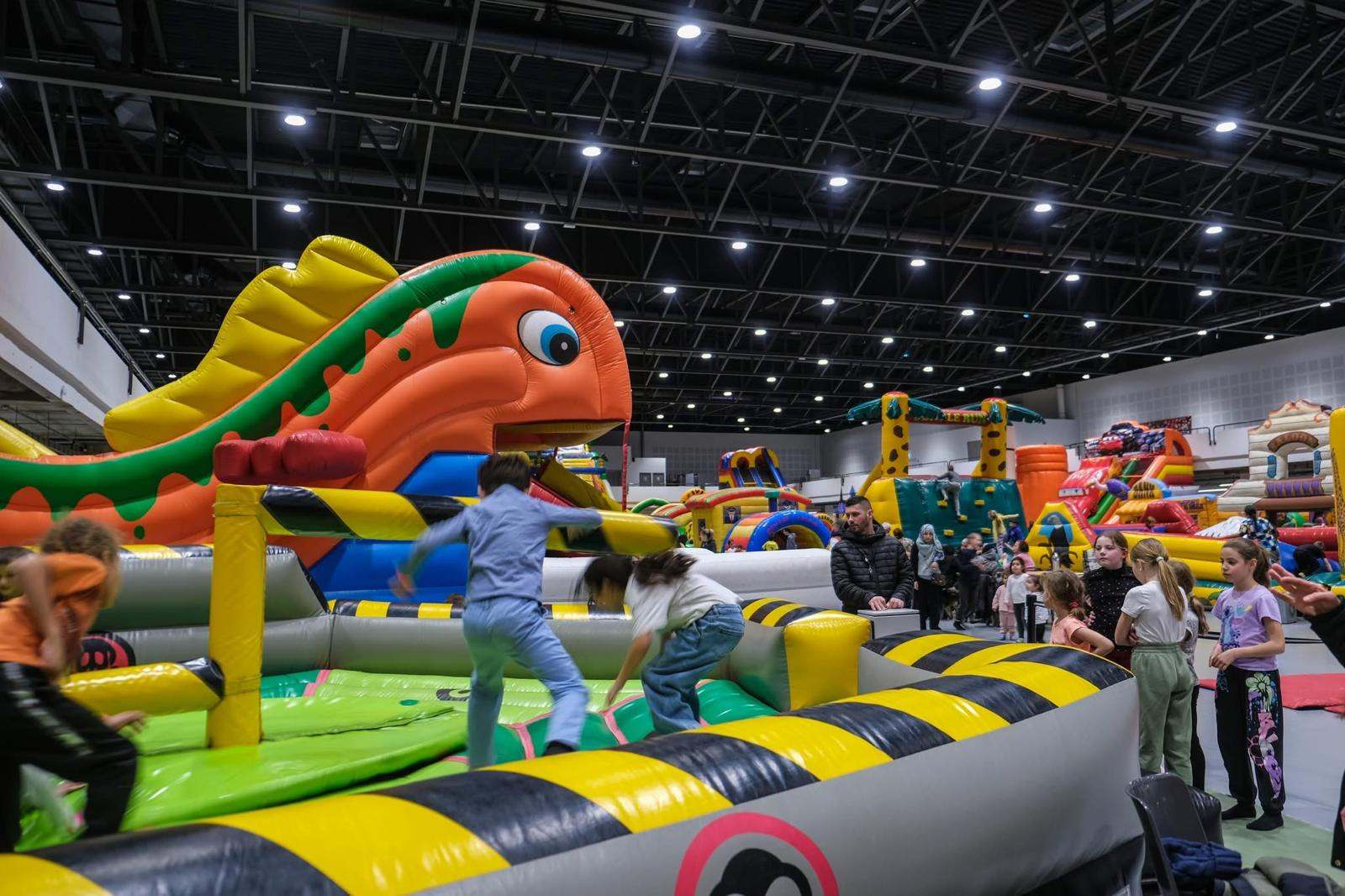 Structures gonflables Mousse Loisirs installées dans une salle, enfants en train de jouer